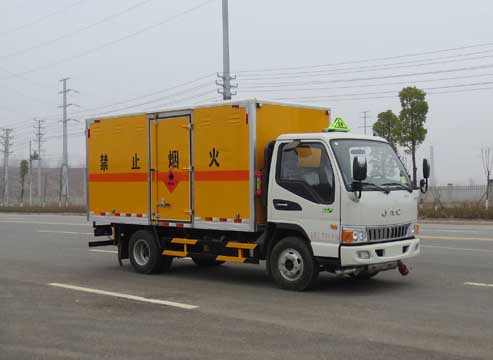 江淮4.2米易燃液體廂式運(yùn)輸車上戶3515KG